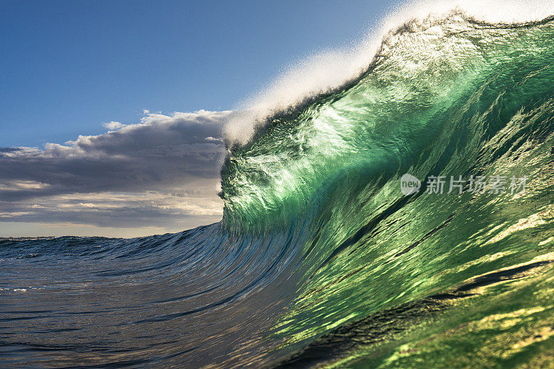 强大的绿色波浪在海洋中猛烈地拍打着