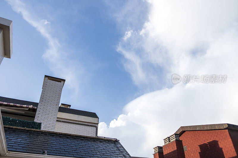 雷雨过后城市上空乌云密布