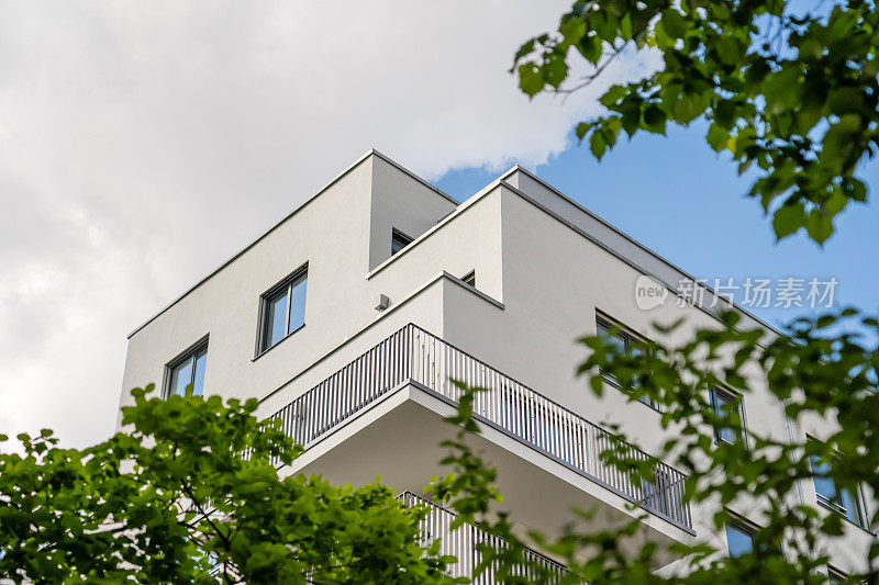 现代优雅的公寓大楼与阳台