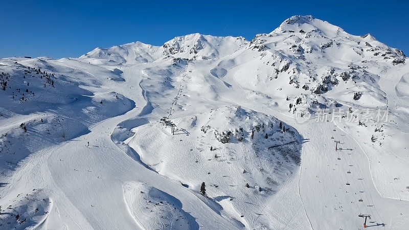 鸟瞰图滑雪滑雪者在滑雪坡道上，奥地利萨尔茨堡国。