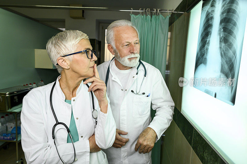 放射科医生仔细观察病人躯干部位的x光图像