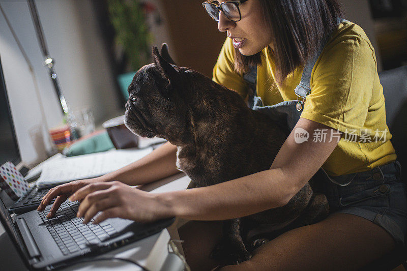 年轻女子在家学习