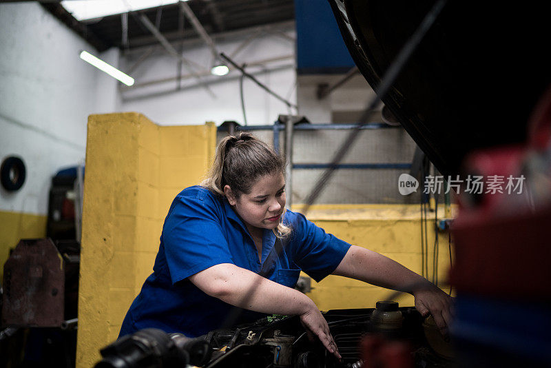 机修工女人整理汽车在汽车修理厂