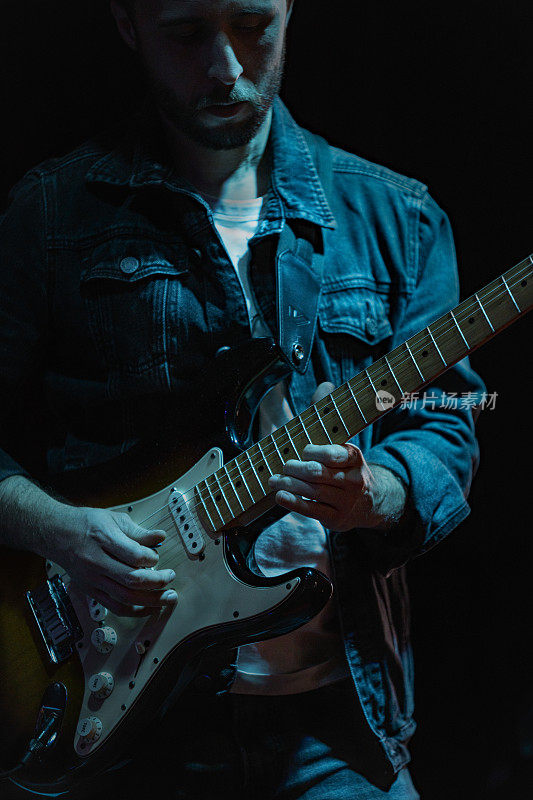 蓝色灯光下的舞台吉他手