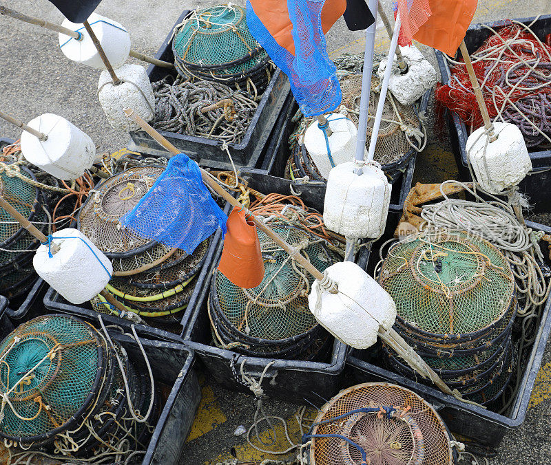 渔具，渔网渔港上的渔具和漂浮物
