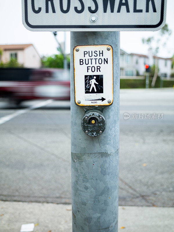 高分辨率照片的按钮和标志的人行横道