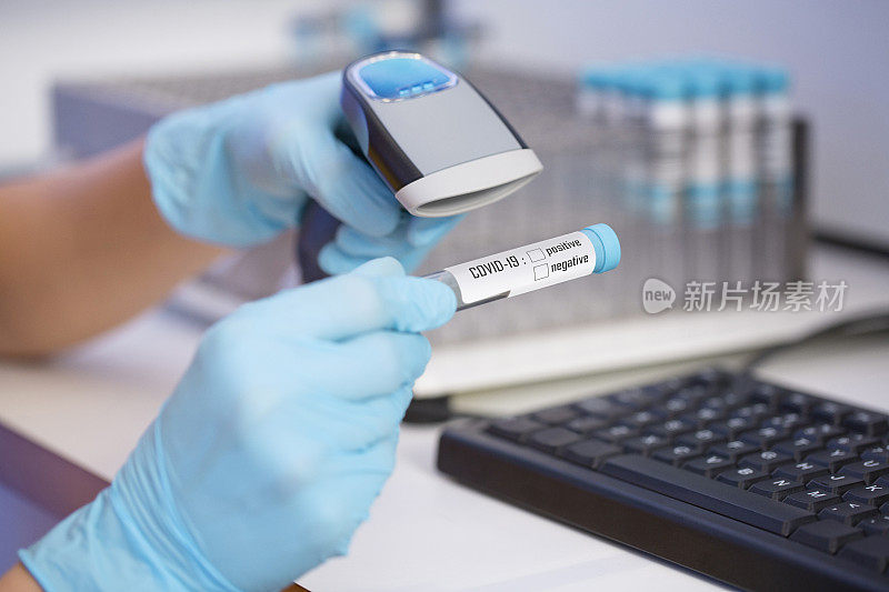 医生在医学实验室工作，使用现代设备检测医学样本。实验室医疗设备用于分析的医疗设备。血液检测冠状病毒(COVID-19)、癌症、艾滋病和其他疾病。DNA病毒的定义