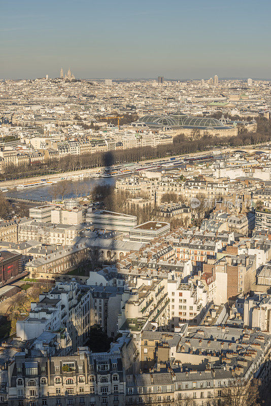 巴黎上空埃菲尔铁塔的影子