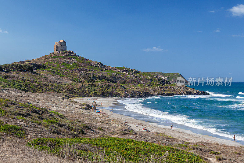 卡波圣马可海滩和灯塔。Cabras,撒丁岛,意大利