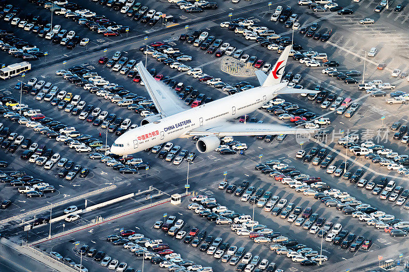 东航777客机在最后降落时的鸟瞰图
