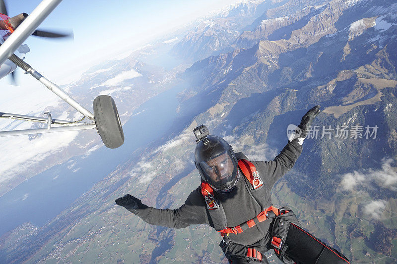 自由落体飞行员离开飞机，在瑞士阿尔卑斯山上空翱翔