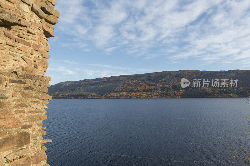 历史悠久的厄克特城堡遗址在苏格兰高地因弗内斯湖湖