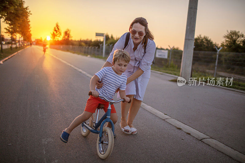 母亲教儿子骑自行车