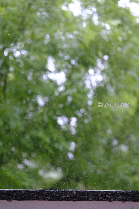 雨滴落在阳台窗台上