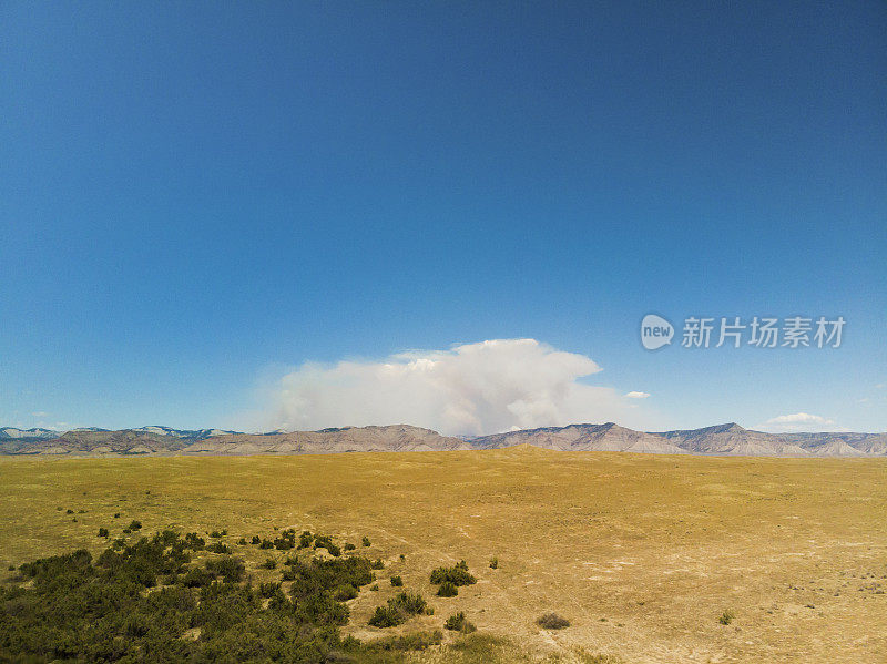 远山烟满天森林大火