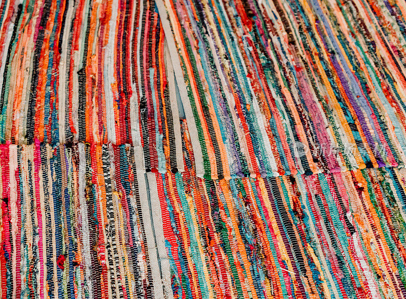 充满活力的彩色抹布地毯与纹理和颜色有趣的背景