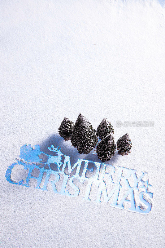 雪地上的松树和圣诞节英文