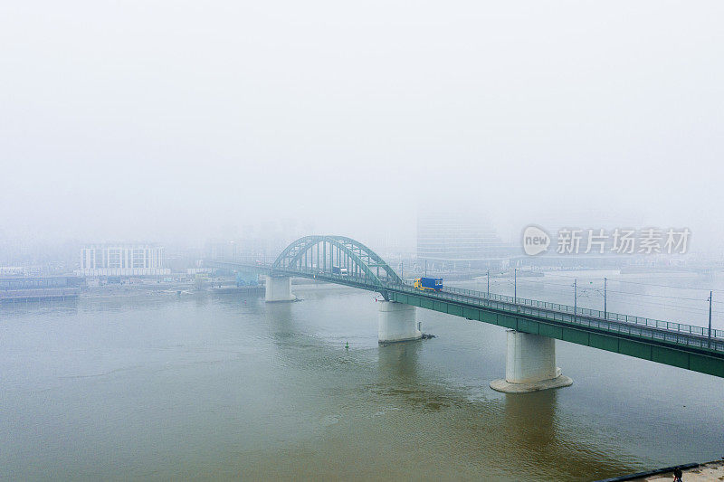 雾中的萨瓦河大桥