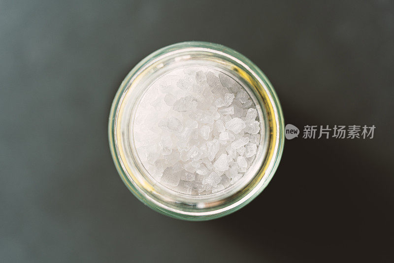 玻璃罐中的结晶盐