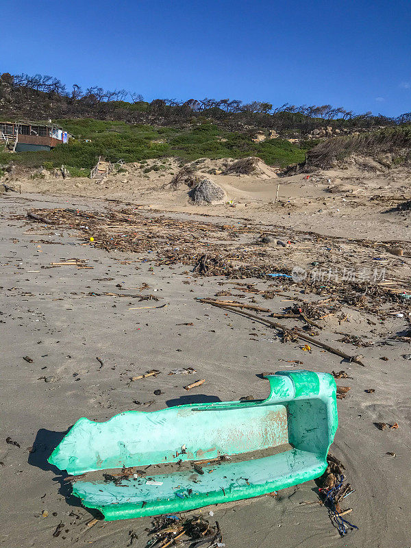 海滩上有垃圾塑料和微型塑料