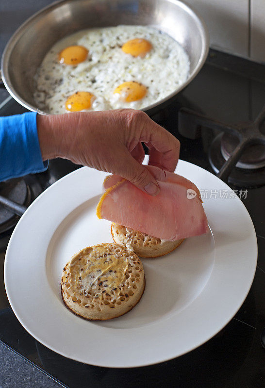 在准备早餐或早午餐时，将火腿放在松脆饼上