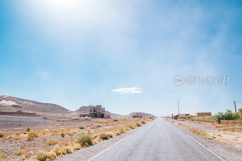 空旷的道路在摩洛哥沙漠中一直延伸到远方。