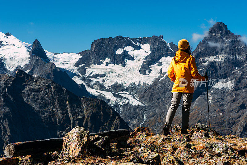 一个在高加索旅行的女人。山运动。运动员完成快乐。山旅游。徒步旅行。去山上的旅程。北欧人在山中行走。本空间