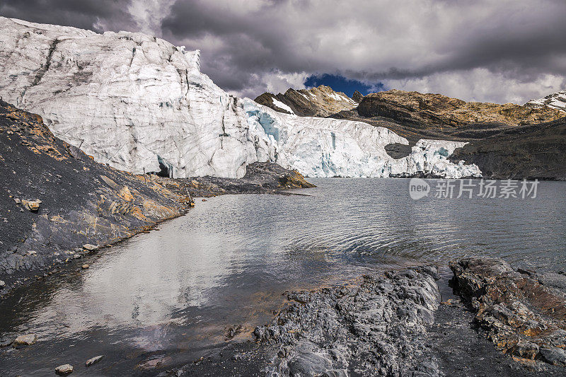 帕斯托罗里冰川和湖泊在科迪勒拉布兰卡-安第斯，秘鲁