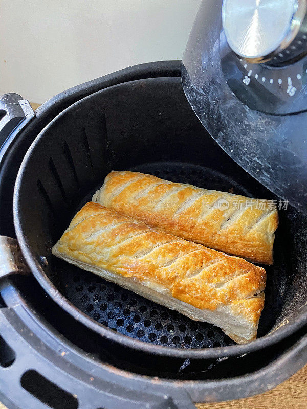 金黄色，新鲜脆肠卷在空气炸锅煮熟，更健康的选择，零食烹饪，高视角