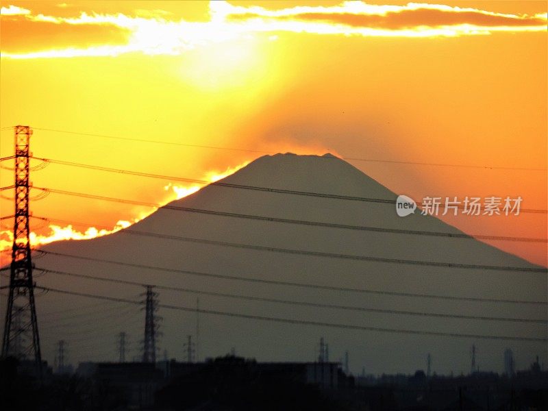 日本。1月。太阳落在富士山后面。