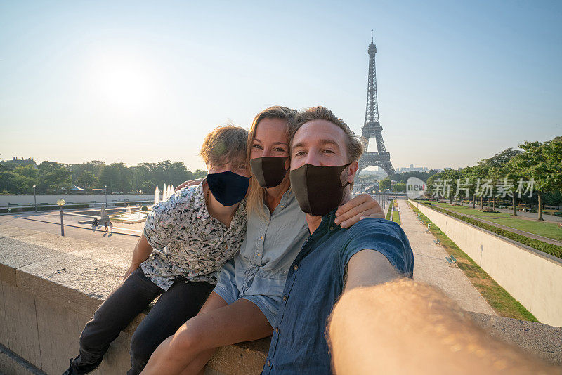 朋友们在巴黎自拍，埃菲尔铁塔在远方——新冠肺炎