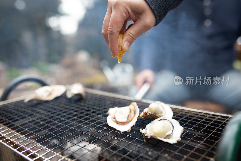 挤柠檬汁烤牡蛎烧烤