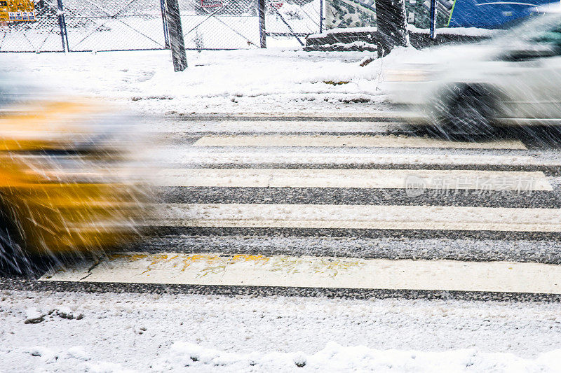 雪中的交通和人行横道