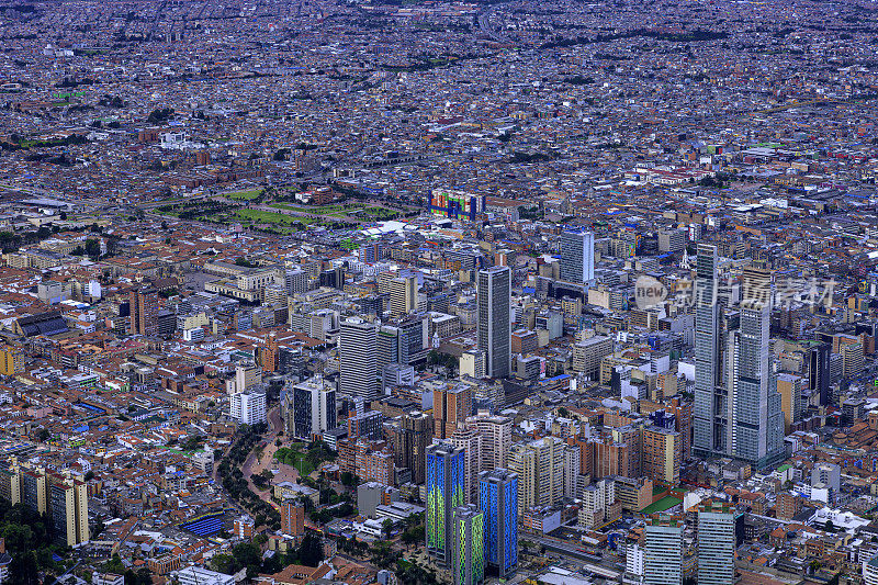 Bogotá，哥伦比亚——从Monserrate山顶俯瞰这座位于首都城市上空约1500英尺的大型安第斯现代城市。