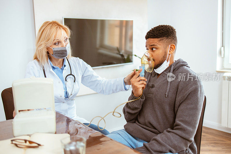 一个非裔美国人在医生办公室接受吸入治疗。