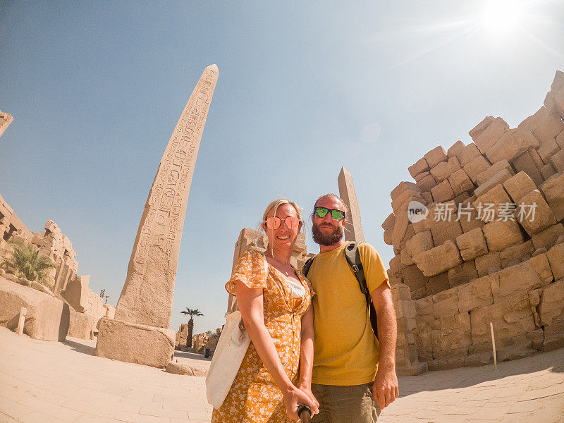 情侣去埃及旅游，与古神庙自拍