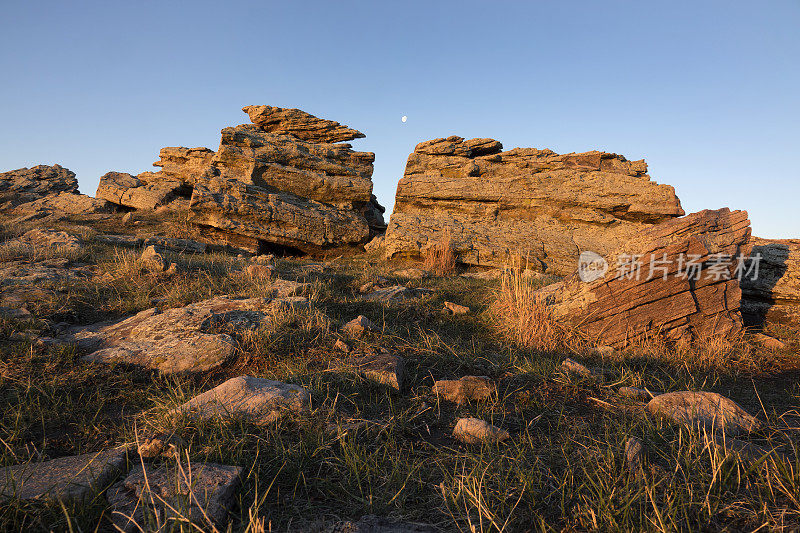 月亮升起在科罗拉多州波尼国家草原的岩石峭壁上