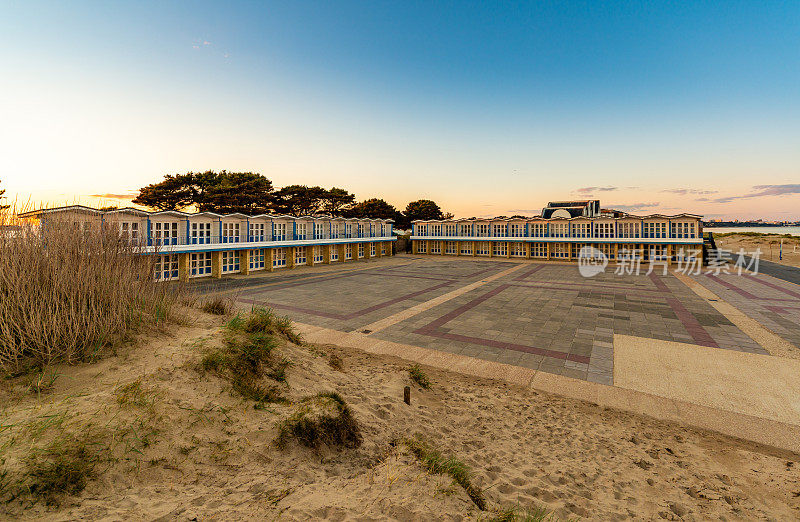普尔沙洲海滩上一排排的海滩小屋