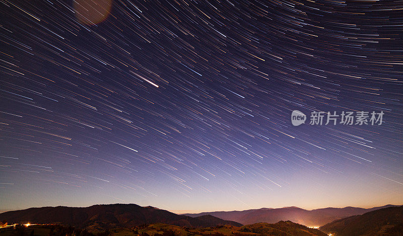 乌克兰山区的夜晚时间。月亮下的星星与山的剪影和夜空中的星星。令人惊叹的秋景，山间的夜生活景观