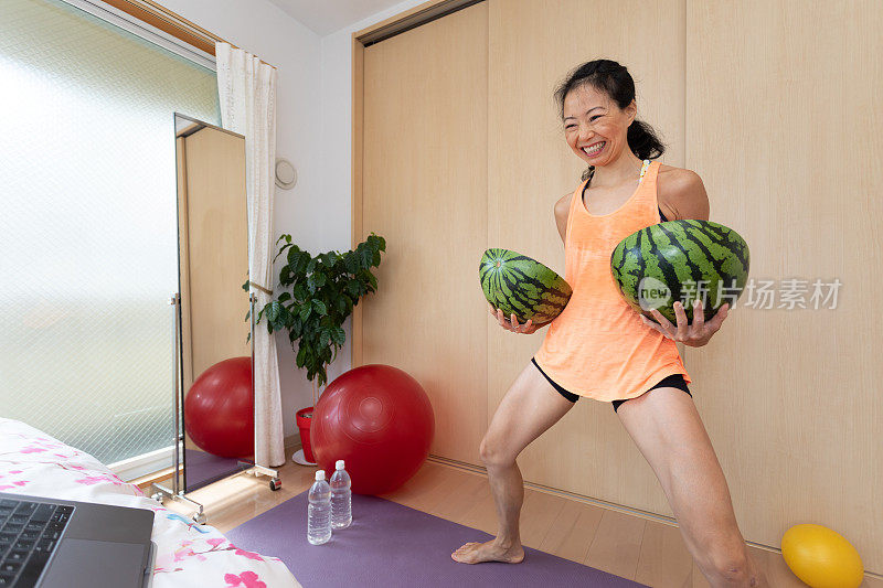 日本女子喜欢在家训练