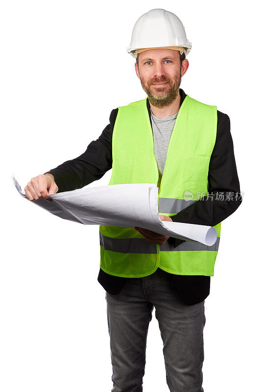 一名建筑师或土木工程师戴着白色安全帽和安全背心在工作室拍摄的高分辨率肖像，以白色背景为背景