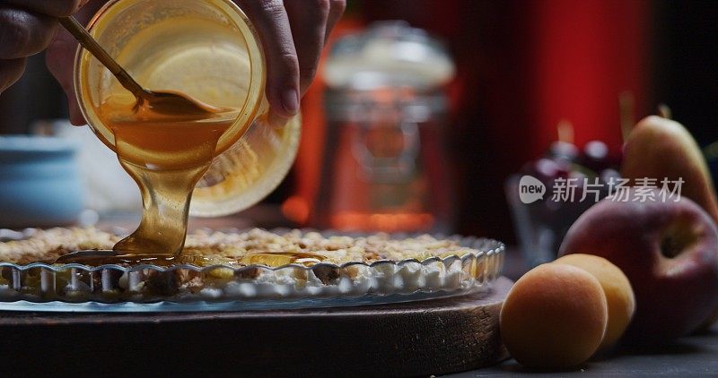 自制健康诱人的早餐，包括麦片、水果、奶油奶酪和蜂蜜