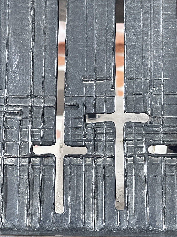 两个灰色金属的抽象十字架