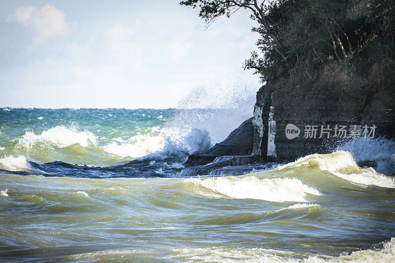 海浪拍打着伊利湖岸边