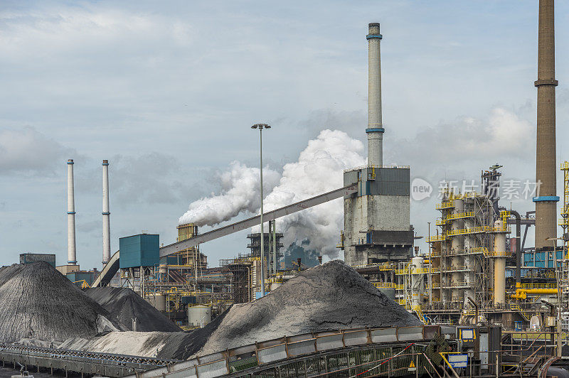 钢铁和煤炭。清晨的工业区