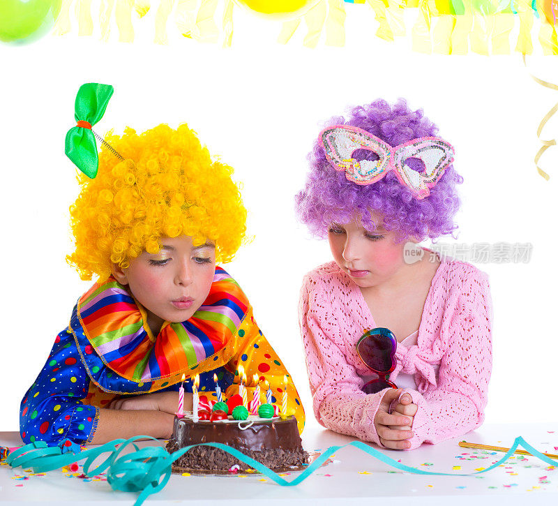 孩子们的生日派对，小丑假发，吹蛋糕蜡烛