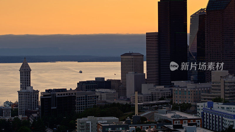 日落时无人机拍摄的普吉特湾和西雅图市中心