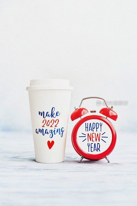 时钟上的新年祝福与咖啡杯上的2022惊人信息
