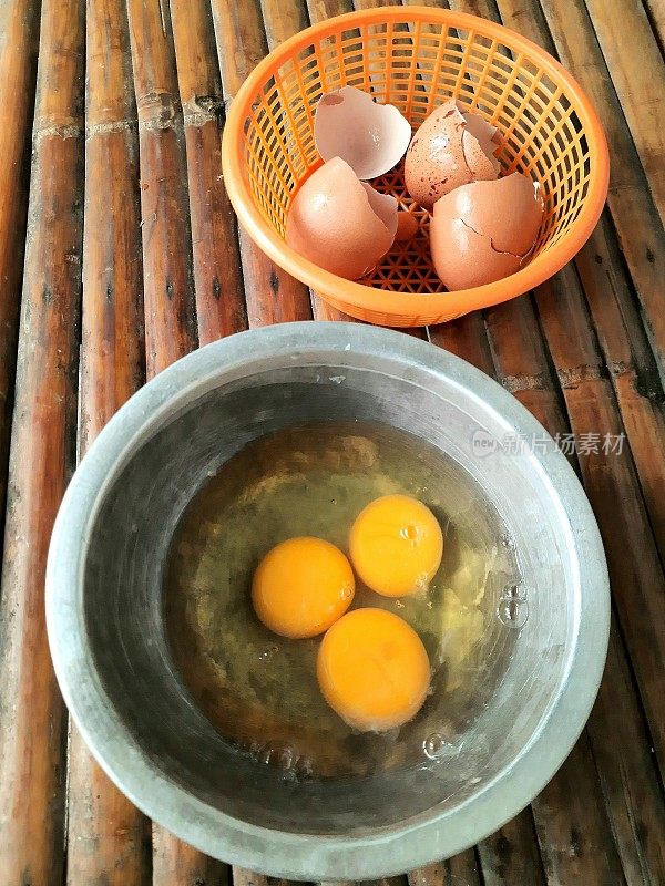 新鲜的鸡蛋和蛋壳。