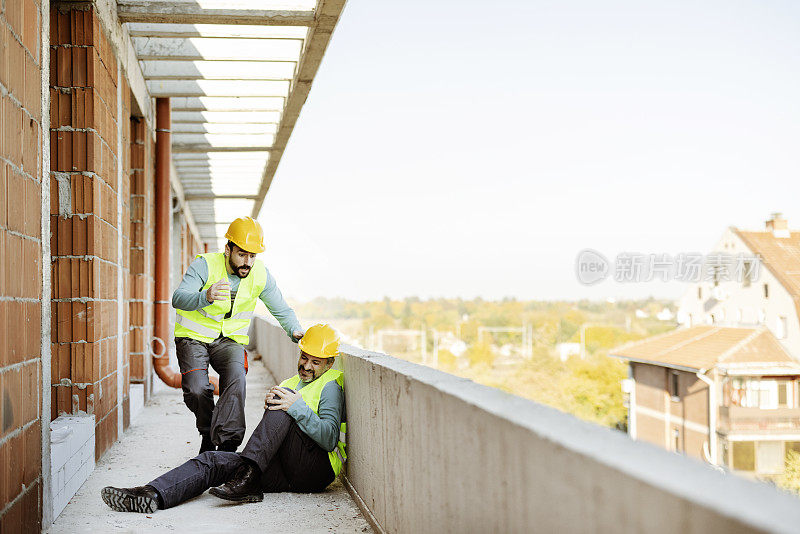 手工建筑工人在建筑工地受伤